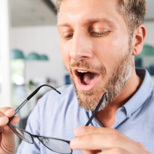 Vad är den främsta orsaken till dålig andedräkt?